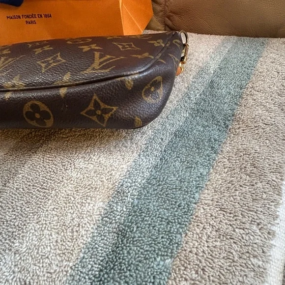 Beautiful 💯% authentic Louis Vuitton POCHETTE accessories monogram